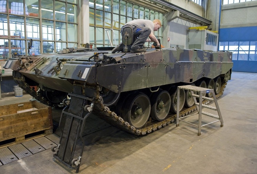 Ein Mitarbeiter des Ruestungskonzern Ruag bei Wartungsarbeiten beim Werterhaltungsprogramm des &quot;Leopard&quot; Panzer am Montag, 2. November 2009 in Thun. (KEYSTONE/Peter Schneider)