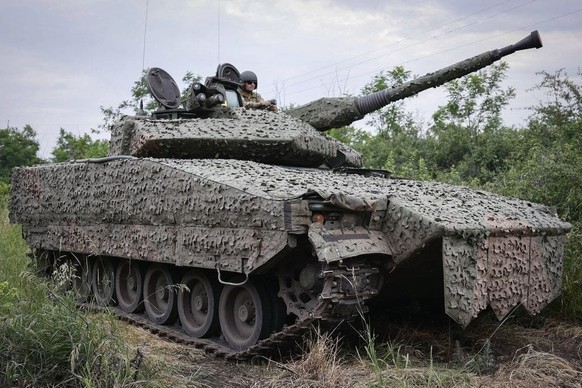 Un véhicule blindé de combat d&#039;infanterie CV90 suédois en Ukraine.