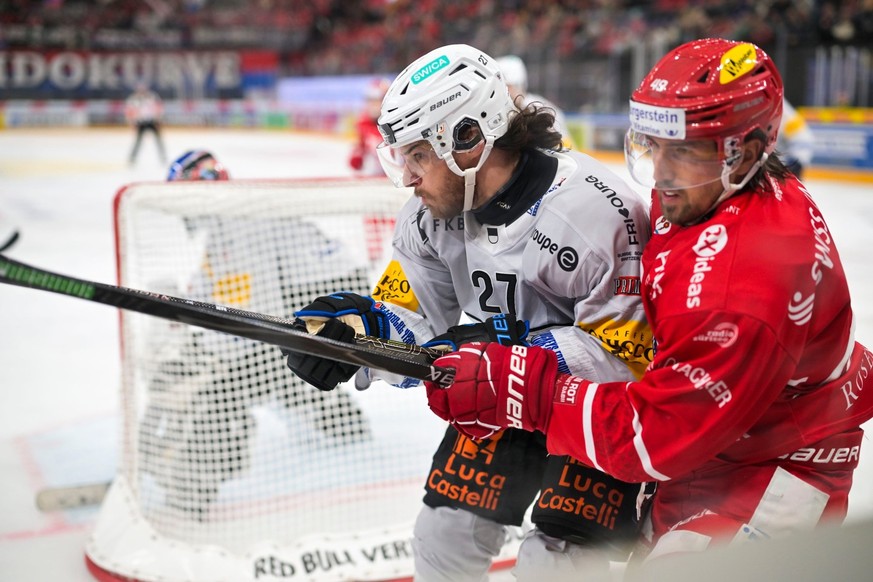Le Fribourgeois Yannick Rathgeb (à gauche) en duel avec le joueur des Lakers Victor Rask.