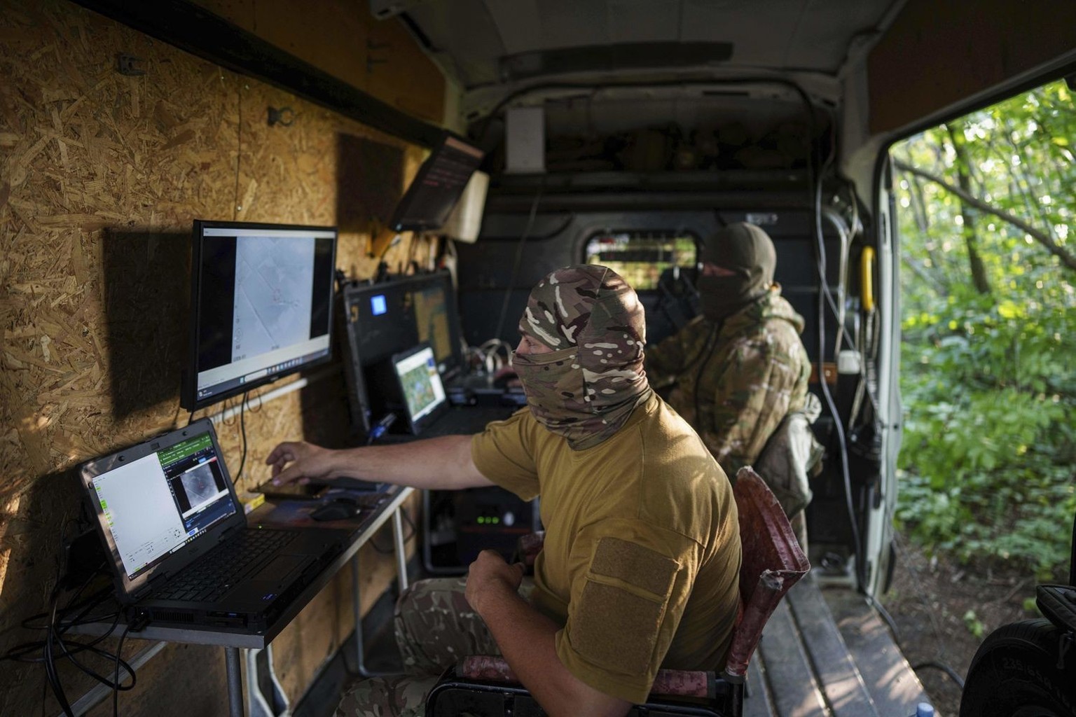 Ukrainian National Guard servicemen of 3rd brigade «Spartan» operate a Penguin UAV near the frontline on Pokrovsk direction, Ukraine, on Wednesday, August 6, 2025. (AP Photo/Evgeniy Maloletka)