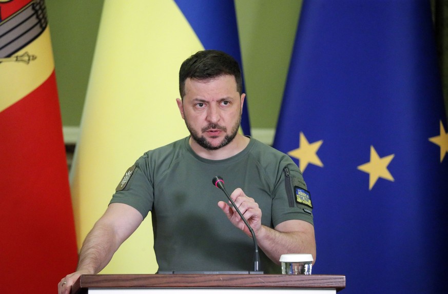 epa10036912 Ukrainian President Volodymyr Zelensky attends a joint press conference with his Moldovan counterpart following their meeting in Kyiv (Kiev), Ukraine, 27 June 2022. Sandu met with top Ukra ...