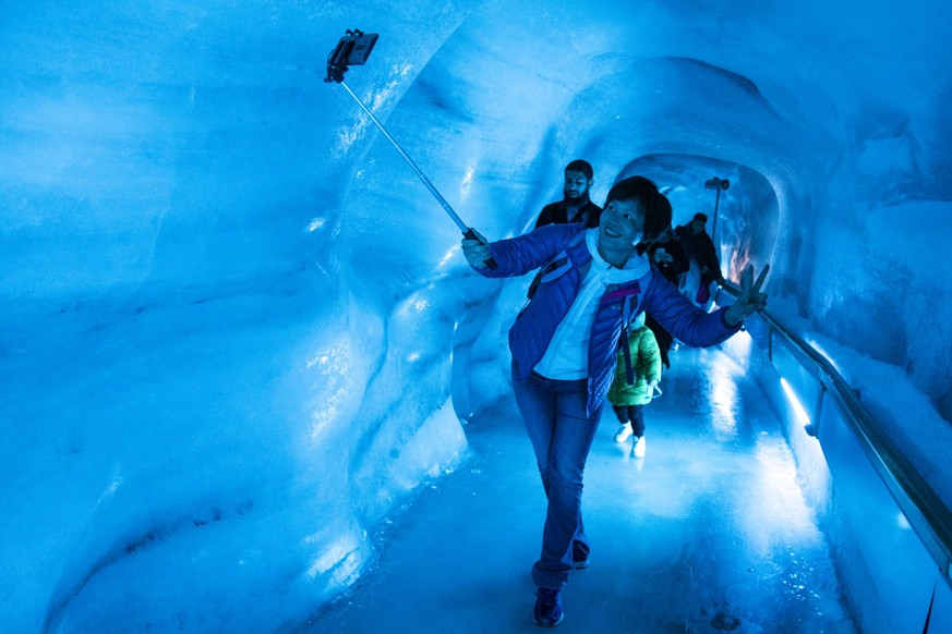 Eine Touristin macht ein Selfie und der Gletschergrotte auf dem Titlis am Mittwoch, 26. Juni 2019. (KEYSTONE/Alexandra Wey)