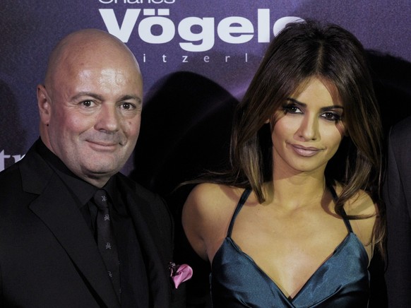 Monica Cruz, die Schwester der weltberuehmten Schauspielerin Penelope Cruz, rechts, und Andre Maeder, CEO Voegele, links, posieren auf dem roten Teppich, am ersten Tag der Voegele Fashion Days, am Mit ...