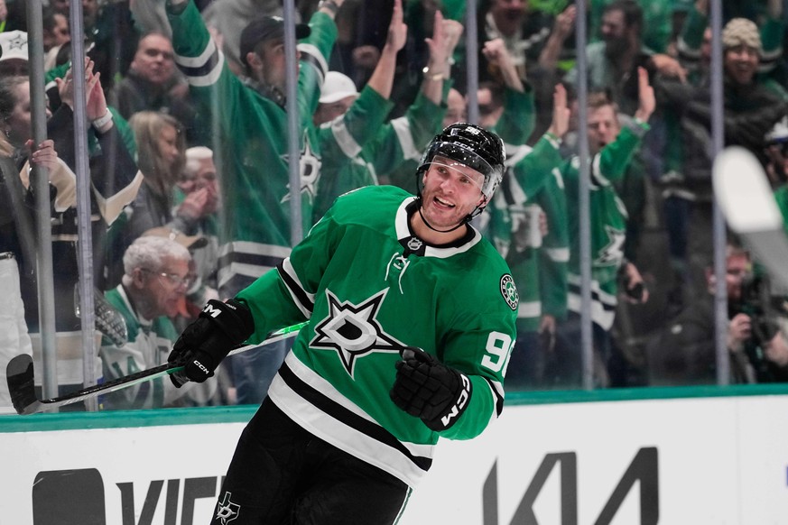 Dallas Stars' Mikko Rantanen (96) and fans celebrate after Rantanen scored in the first period of an NHL hockey game against the Vancouver Canucks Thursday, Oct. 16, 2025, in Dallas. (AP Photo/To ...