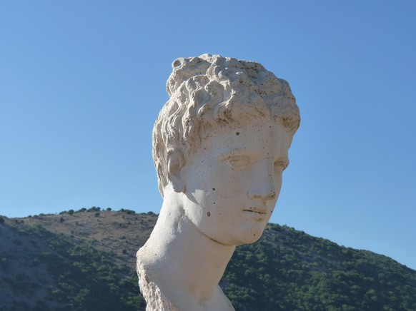 C'est la déesse de Butrint, je vous ai mis une photo de trois quart de profil, du coup.