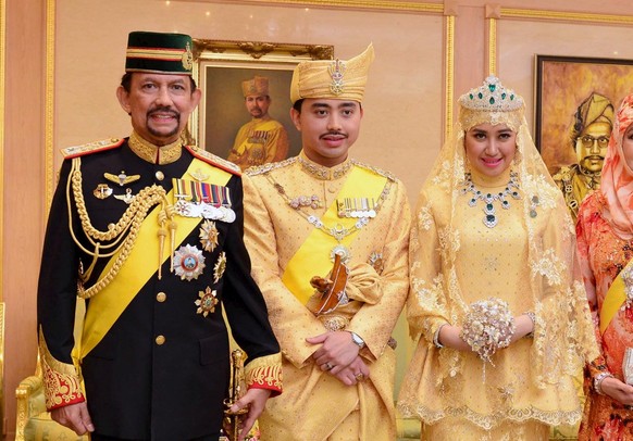 Brunei's newly wed royal couple, Prince Abdul Malik (3rd L) and Dayangku Raabi'atul 'Adawiyyah Pengiran Haji Bolkiah (3rd R), pose with Brunei's Sultan Hassanal Bolkiah (2nd L) and ...