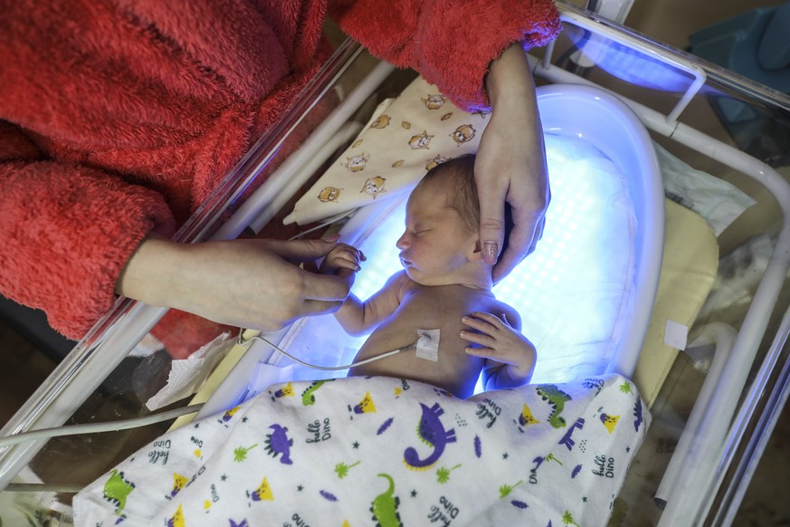 epaselect epa09838601 Tasha holds her baby Nikita, born on 11 March in the Zhytomyr Regional Perinatal Center in Zhytomyr, Kyiv (Kiev) Ukraine, 20 March 2022. This Center was bombarded on the early mo ...