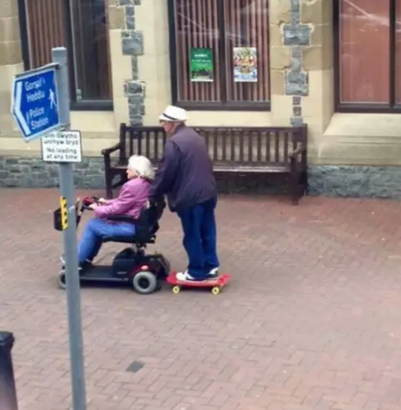 Süsses Paar fährt zusammen