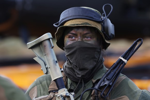 Soldater fra Jegertroppen (kun kvinner) fra Forsvarets spesialkommando før de skal ut på øvelse