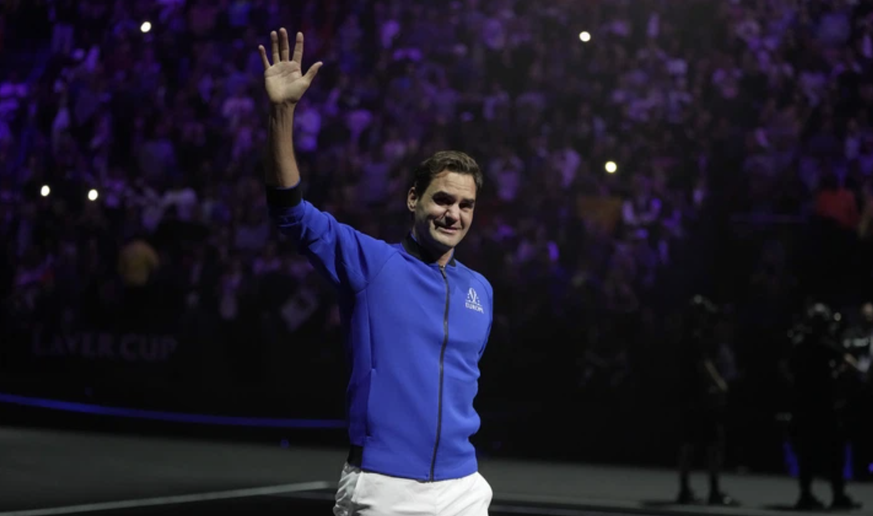 Roger Federer quitte l'O2 Arena après son dernier match.