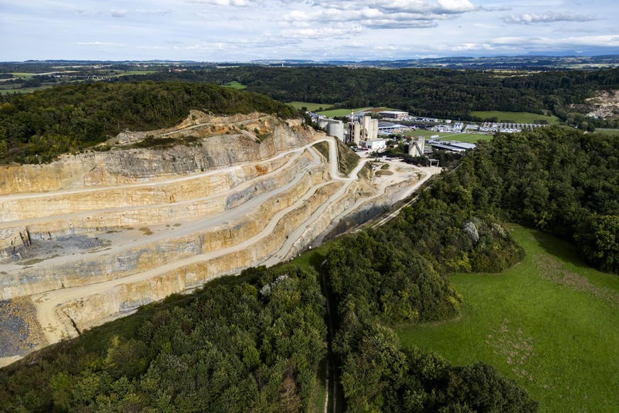 Une vue aerienne de la carriere du Mormont exploitee par le cimentier Holcim le mardi 16 septembre 2025 entre les communes d&#039;Eclepens et de La Sarraz dans le canton de Vaud. Dimanche 28 septembre ...