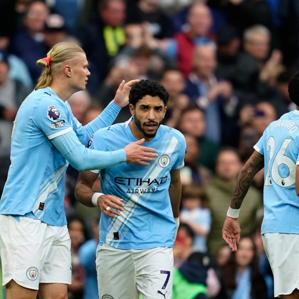 Erling Haaland (à gauche) félicite Omar Marmoush: les Skyblues sont toujours dans la course au titre.