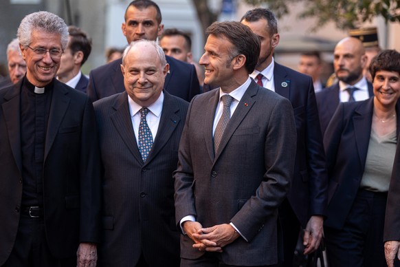 epa12878375 French President Emmanuel Macron (C-R) meets with the Sant'Egidio community in Rome, Italy, 09 April 2026. During his two-day visit to Rome, President Macron will meet the Pope at the ...