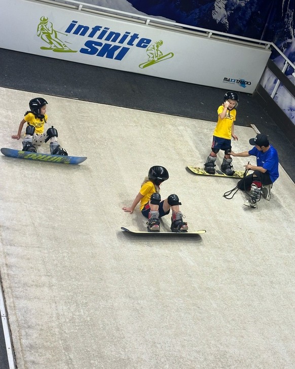 Pas besoin de combinaison de ski pour s'entraîner sur la piste artificielle.