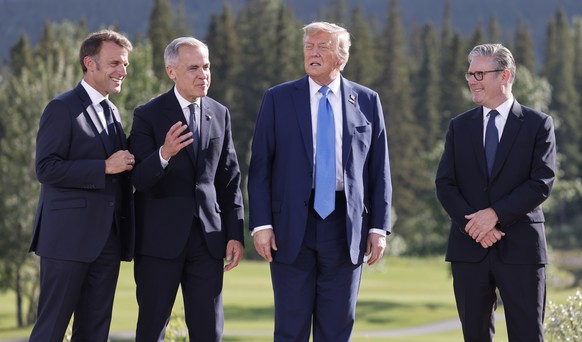 epaselect epa12180135 (L-R) French President Emmanuel Macron, Canadian Prime Minister Mark Carney, US President Donald Trump, and British Prime Minister Keir Starmer talk during a family photo at the  ...