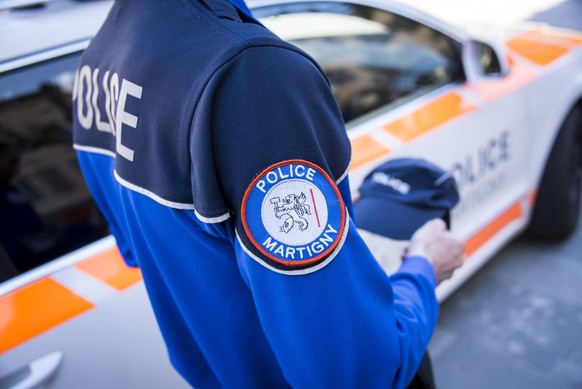 A policeman and a police car of the city police of Martigny in Martigny, Switzerland, on April 9, 2015. (KEYSTONE/Olivier Maire)

Un vehicule et policier de la police municipale valaisanne a Martigny  ...