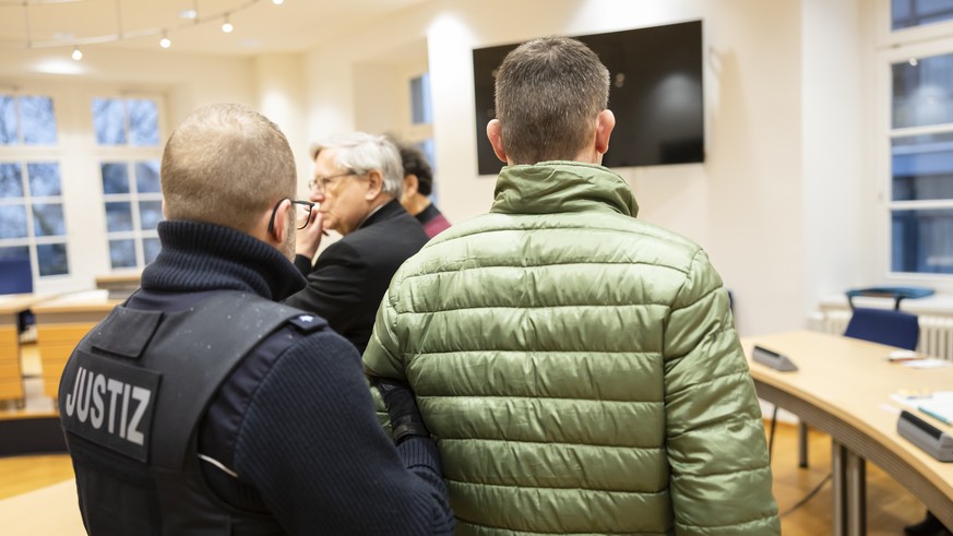 L'accusé, à droite, a avoué son crime lors d'une audience sans toutefois en expliquer le motif.