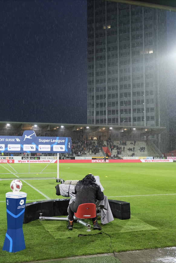 Une soirée de football pluvieuse à la Schützenwiese.