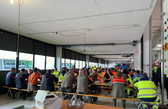 Près de 500 personnes viennent manger dans la cantine improvisée de la caserne des pompiers et ambulanciers de La-Chaux-de-Fonds.