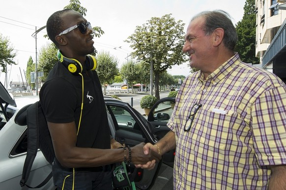 Jamaica&#039;s Usain Bolt, left, shakes hands with Athletissima meeting director Jacky Delapierre, right, as he arrives at the hotel in Lausanne, Switzerland, Monday, August 20, 2012. The Diamond Leag ...