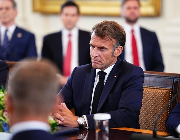 epa12308683 French President Emmanuel Macron (C) participates in a Multilateral Meeting with European Leaders in the East Room of the White House in Washington, DC, USA, 18 August 2025. European Leade ...