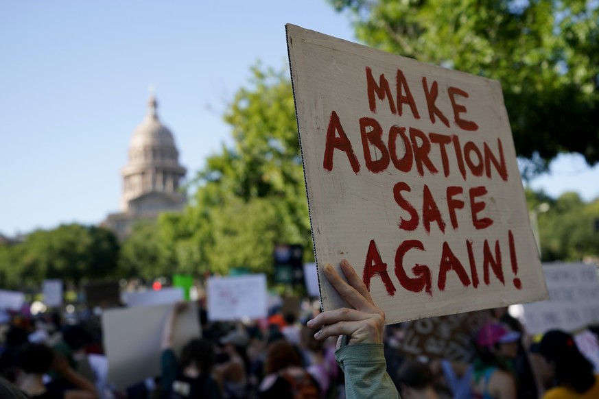 Des manifestants défilent et se rassemblent près du capitole de l'Etat du Texas, en juin 2022.