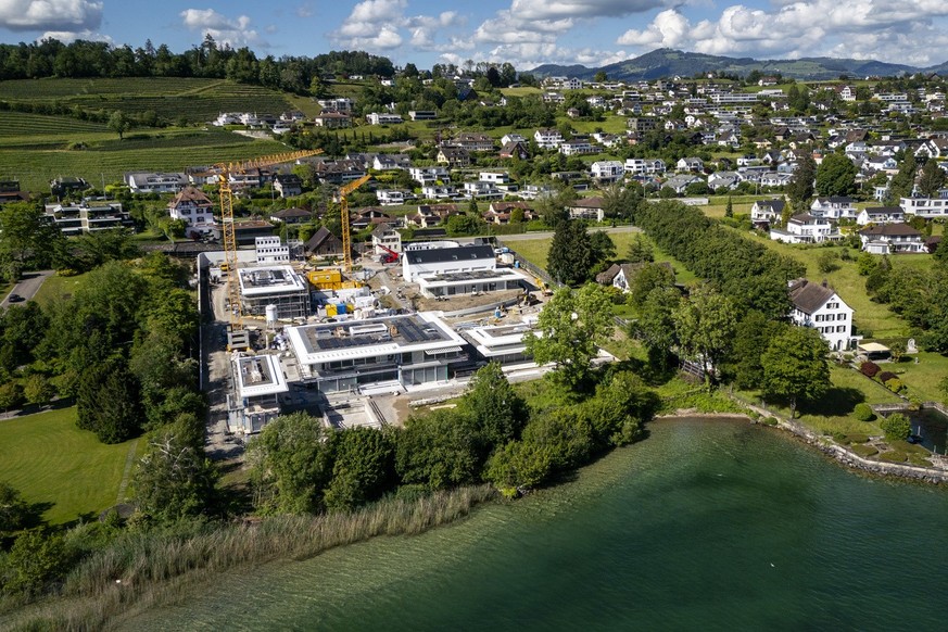 Blick auf die Baustelle des rund 16&#039;000 Quadratmeter grossen Grundstuecks, Mitte, des frueheren Tennisspielers Roger Federer mit dem Baugespann fuer ein Bootshaus, unten rechts, in Kempraten, Rap ...