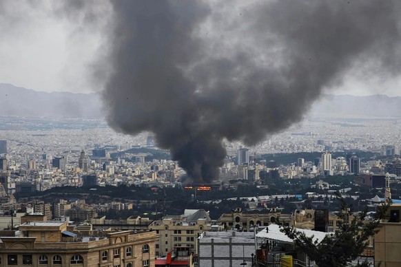 Des missiles intercepteurs du «Dôme de fer» interceptent au-dessus de Tel Aviv un projectile en provenance d&#039;Iran.