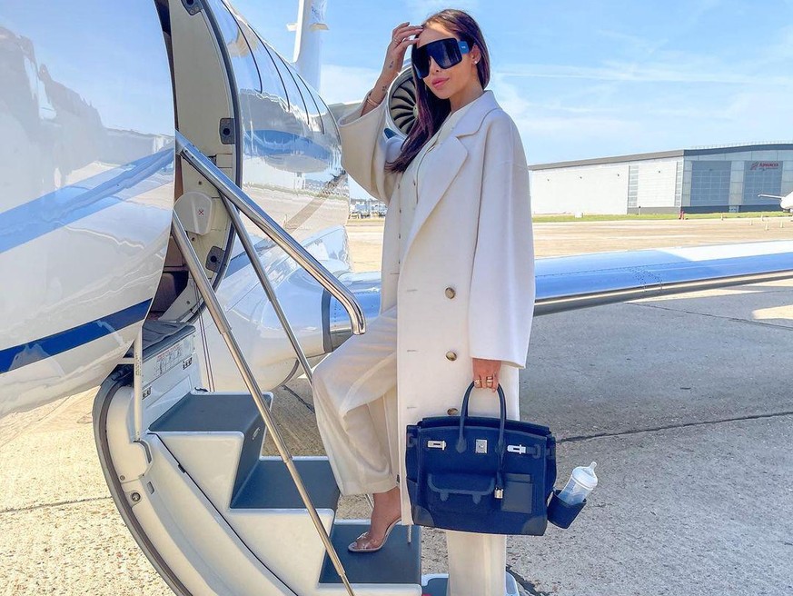 Nabilla, cette femme d'affaires qui a un sac Hermès avec porte-biberon intégré.