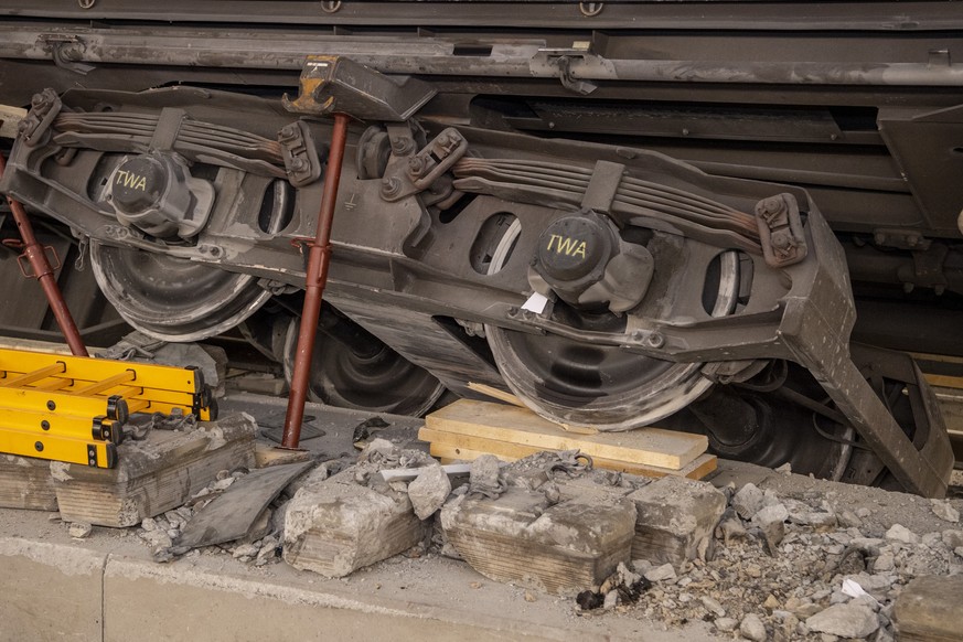 Verunglueckte Gueterwagons stehen am Unfallort im Gotthard Basistunnel bei Faido anlaesslich einer Medienfuehrung an der Unfallstelle am Mittwoch, 6. September 2023 in Faido im Kanton Tessin. (KEYSTON ...