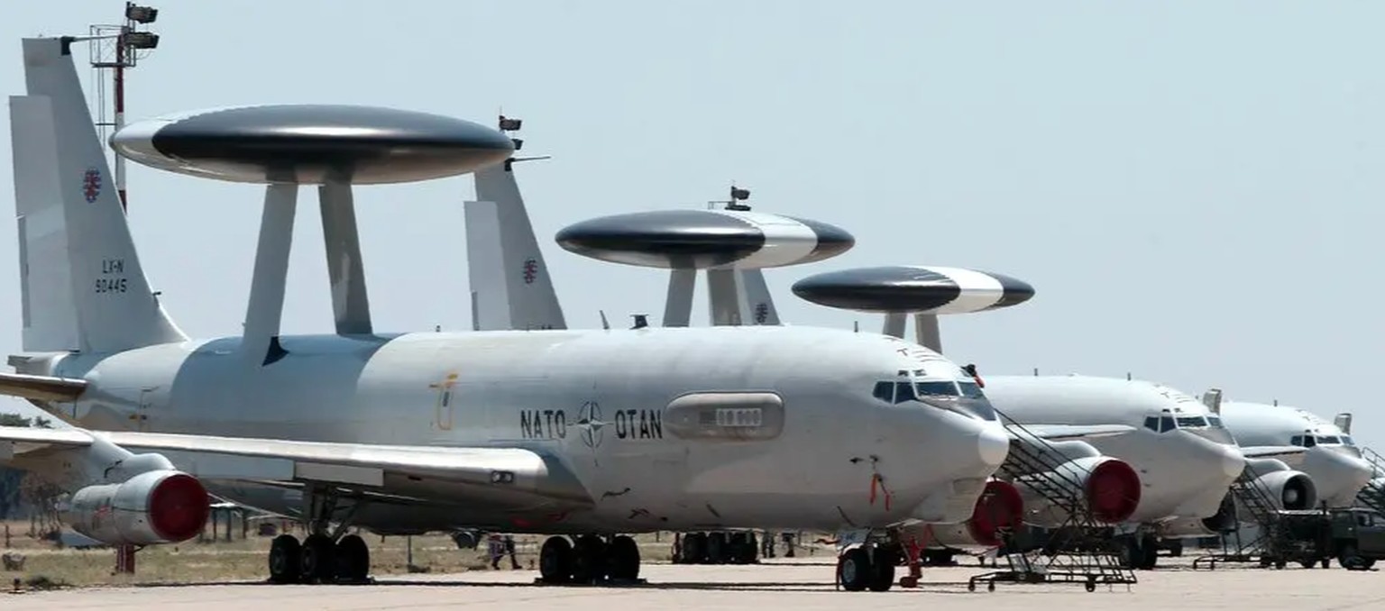 Système d'alerte précoce volant: l'avion de reconnaissance AWACS de l'Otan (Portugal, 18 juin 2004).