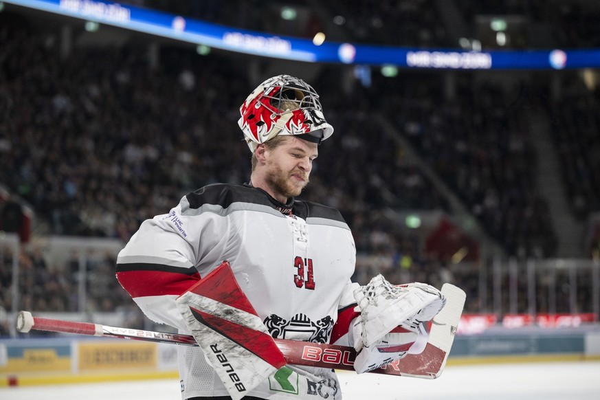 Torhueter Connor Hughes (LHC) reagiert im fuenften Playoff Final Eishockeyspiel der National League zwischen den ZSC Lions und dem Lausanne HC, am Donnerstag, 25. April 2024, in der Swiss Life Arena i ...