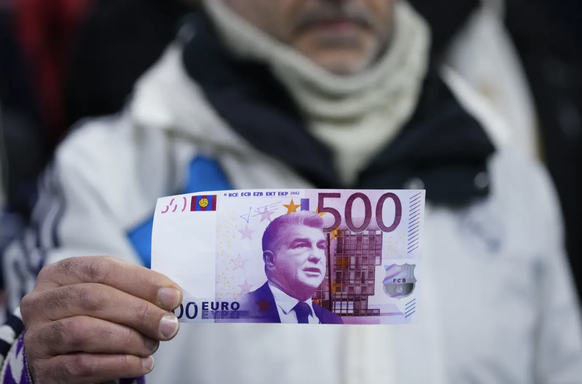 Le portrait du président du Barça Joan Laporta sur un billet de 500 euros. Des supporters du Real ont distribué ces faux billets dans le stade lors de la demi-finale aller de la Coupe d'Espagne.