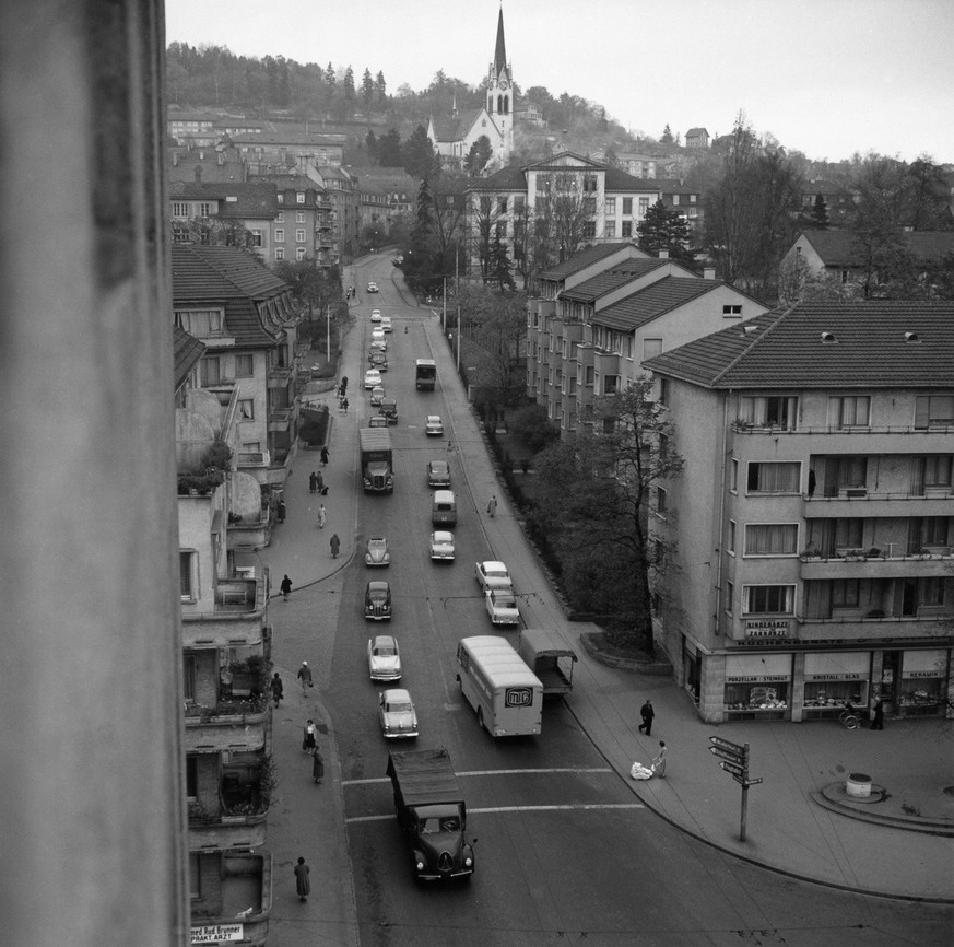 Die Rosengartenstrasse in Zuerich vom Wipkingerplatz Richtung Schulhaus Nordstrasse und Reformierte Kirche Wipkingen, aufgenommen im Jahr 1952. (KEYSTONE/PHOTOPRESS-ARCHIV/Str)