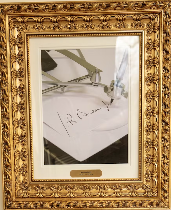 L’autopen, c’est l’instrument qui permet de signer à la place du président. Dans le couloir de la Fame, Trump a remplacé le visage de Biden par ce stylo-robot.