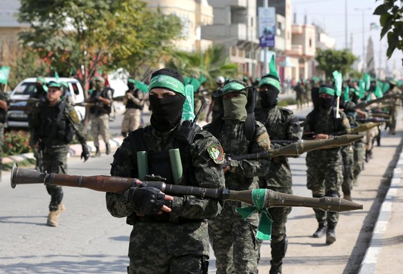 News Bilder des Tages November 11, 2019, Khan Yunis, Gaza Strip, Palestinian Territory: Palestinian members of al-Qassam Brigades, the armed wing of the Hamas movement, display their weapons during a  ...