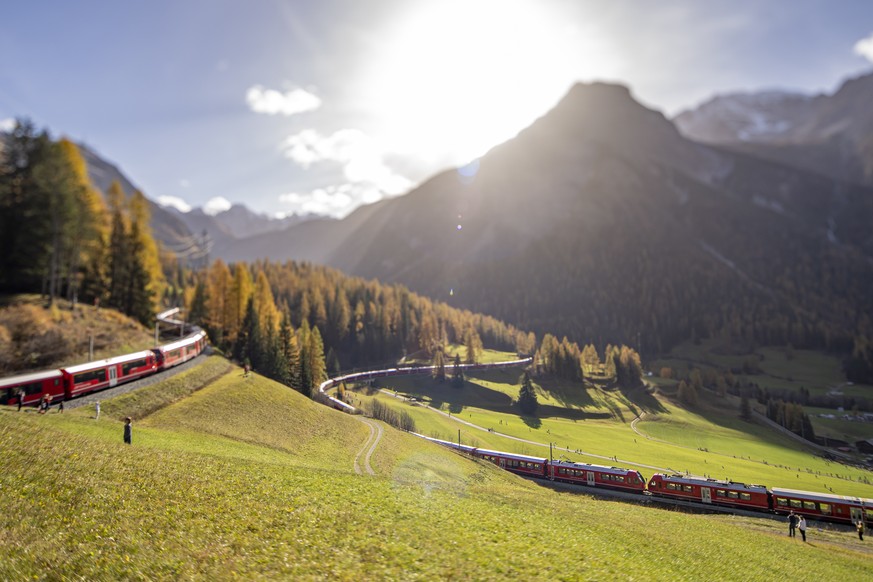 Le train de deux kilomètres de long, comprenant 100 wagons et quatre locomotives, a parcouru 25 kilomètres en moins de 45 minutes.