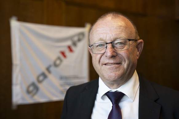 Der neu gewaehlte Praesident und Nationalrat SVP-VS, Jean-Luc Addor, posiert nach seiner Wahl, waehrend des Kongresses der Gewerkschaft des Zollpersonals Garanto, am Freitag, 13. Juni 2025 in Thun. (K ...