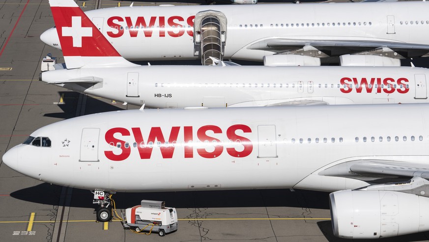 ARCHIV - SWISS-PILOTEN LEHNEN AUFGEBESSERTES GAV-ANGEBOT AB. ES DROHNT NUN EIN STREIK - Parked planes of the airline Swiss at the airport in Zurich, Switzerland on Monday, 23 March 2020. The bigger pa ...