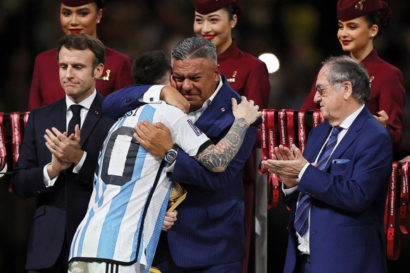 epa10373151 El argentino Lionel Messi (CL) celebra con el presidente de la Asociación Argentina de Fútbol, ​​Claudio Tapia (CR), tras ganar la final de la Copa Mundial de la FIFA 2022 entre Argentina y Francia en Lus...