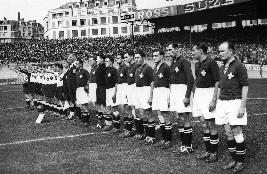 Die Schweizer und die deutsche Fussball-Nationalmannschaft vor einem Achtelfinalspiel an der Fussball-Weltmeisterschaft im Juni 1938 im Stadion "Parc des Princes" in Paris, Frankreich. Die S ...
