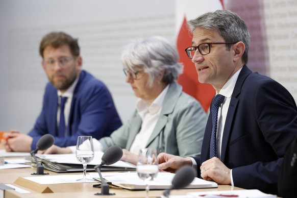 Lukas Engelberger, Regierungsvizepraesident Kanton Basel-Stadt, vorne, spricht neben Bundesraetin Elisabeth Baume-Schneider und Thomas Christen, stv. Direktor des Bundesamtes fuer Gesundheit (BAG), Le ...