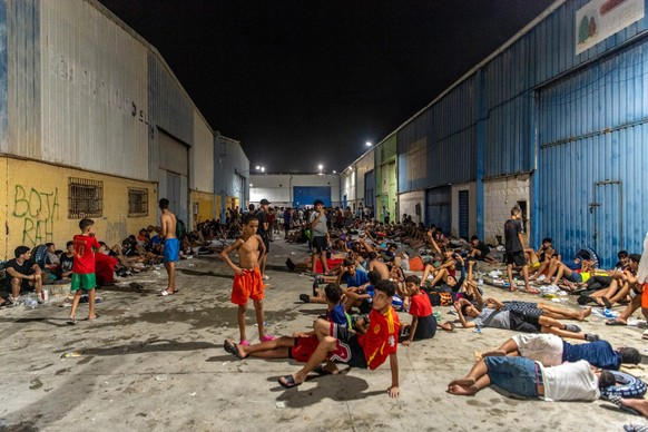Peu après leur arrivée à Ceuta, des centaines d'enfants et d'adolescents se sont installés dans le complexe industriel d'El Tarajal.