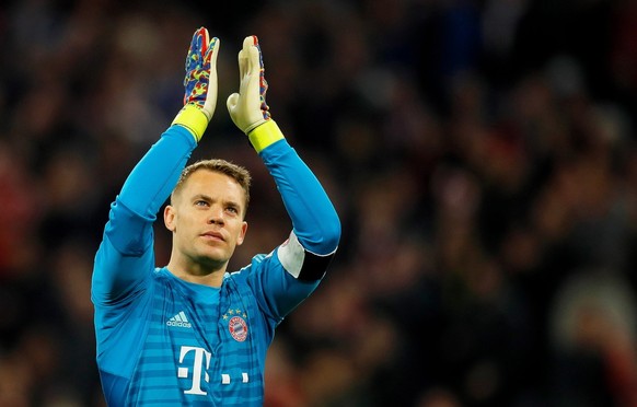 epa07489331 Bayern&#039;s goalkeeper Manuel Neuer applauds fans after winning the German Bundesliga soccer match between FC Bayern Munich and Borussia Dortmund in Munich, Germany, 06 April 2019. EPA/R ...