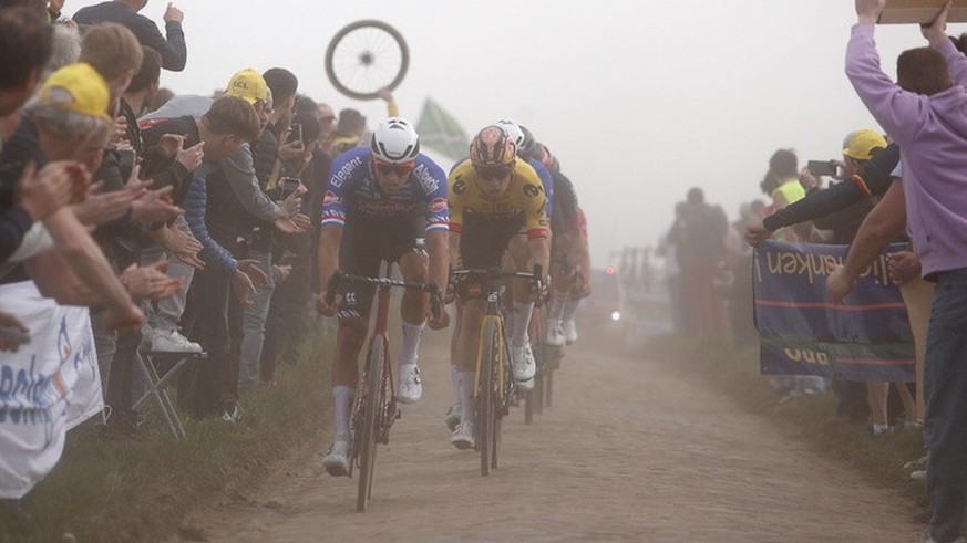 epa10566297 Dutch rider Mathieu Van Der Poel (L) of team Alpecin Deceuninck and Belgium&#039;s Wout Van Aert (R) of team Jumbo Visma in action during the 120th edition of the Paris-Roubaix cycling ove ...