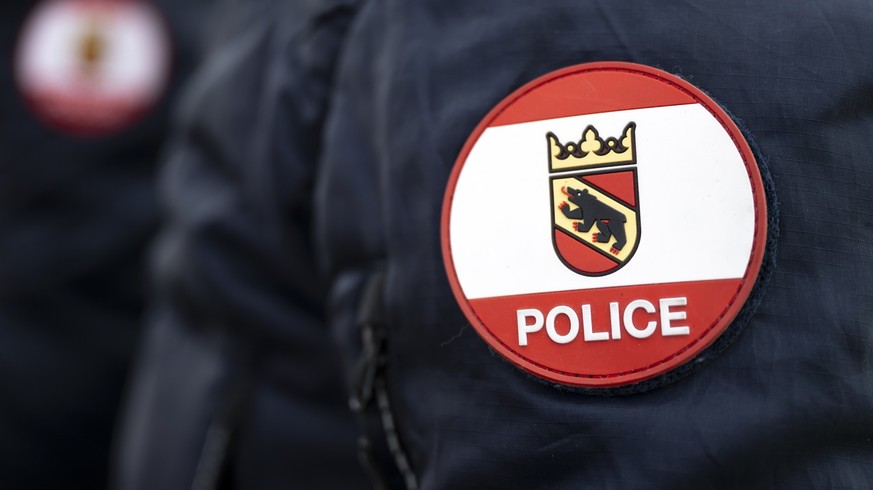 Abzeichen der Berner Polizei werden auf Polizeiuniformen fotografiert, waehrend die Rettungsuebung CONSENSUS25 vor dem Loetschberg-Basistunnel, am Samstag, 22. November 2025 in Frutigen. Die Rettungsu ...