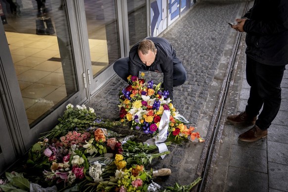 Les gens déposent des fleurs à l&#039;extérieur de la scène du crime bouclée au centre commercial de Field, un jour après une fusillade qui a fait au moins trois morts, à Copenhague, Danemark, le 04 j ...