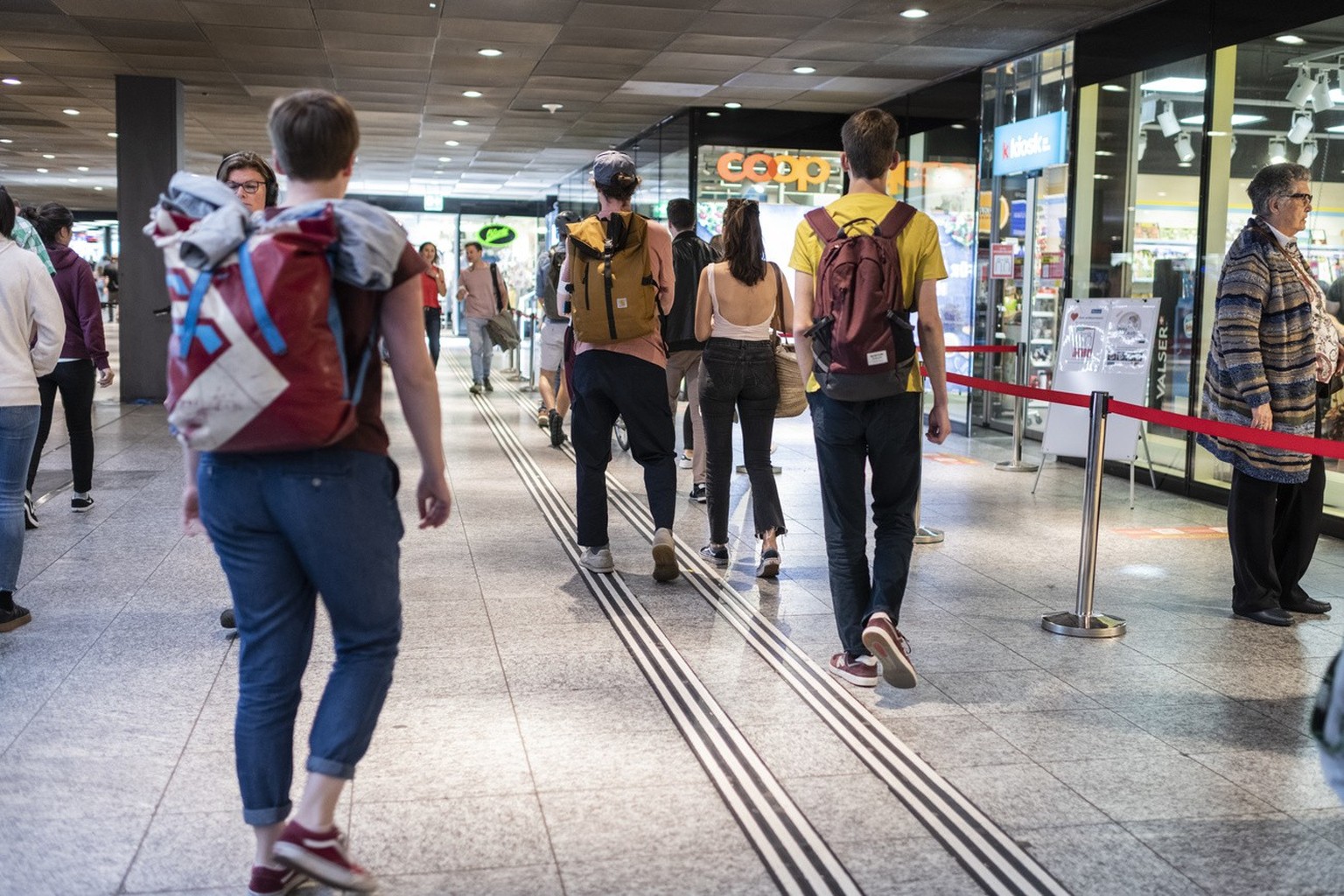 Les magasins ouverts le dimanche en Suisse? Genève insiste. Les magasins des gares sont régulièrement pleins le dimanche.