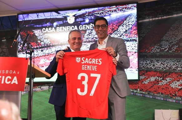 Rui Costa (à droite), président du Benfica Lisbonne, lors de l'inauguration du local genevois.