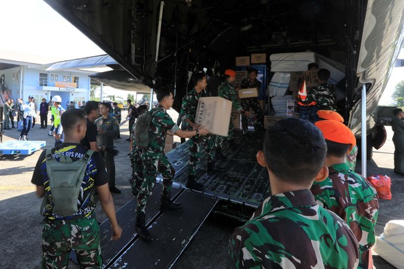 epa12559297 Indonesian National Armed Forces soldiers load aid supplies to be sent to flood-affected areas at the Sultan Iskandar Muda Military Airport, Aceh, Indonesia, 30 November 2025. According to ...